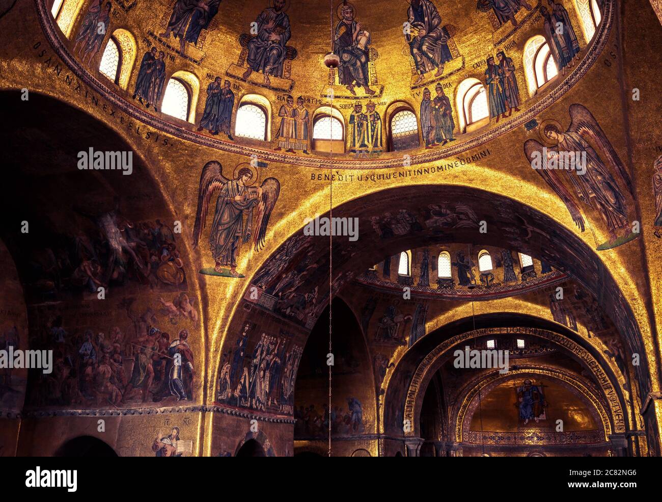 Venedig, Italien - 21. Mai 2017: Goldenes Mosaik-Interieur des alten Markusdom oder San Marco,`s ist das Wahrzeichen von Venedig. Luxuriöse Dekorationen innen S Stockfoto